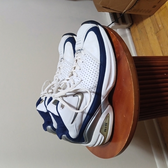 NIKE AIR MENS LEATHER SHOES SIZE 9.5 IN A BEAUTIFUL WHITE WITH BLUE main image 7